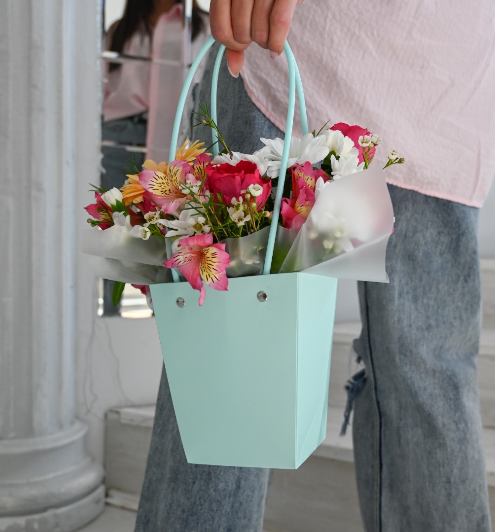Голубая сумочка с розами и герберами